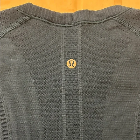 Lululemon Blue Short Sleeve top. Size 6 - Picture 4 of 4